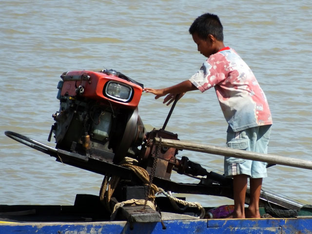 Un très jeune pêcheur 