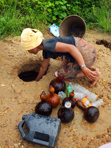 Femme puisant de l'eau potable -Tompuons