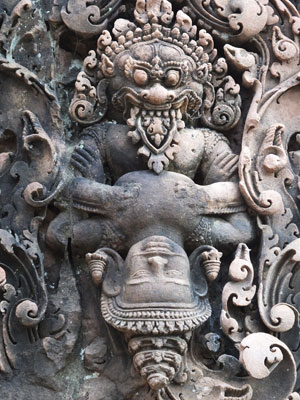 Vishnou sous sa forme animale de Narasimha déchirant la poitrine du roi des Asuras Hiranyakaçipu