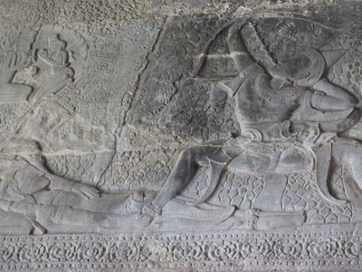 Chef des Pandavas, Arjuna, tirant une flèche avec ses quatre bras qui l’identifient à Krishna.