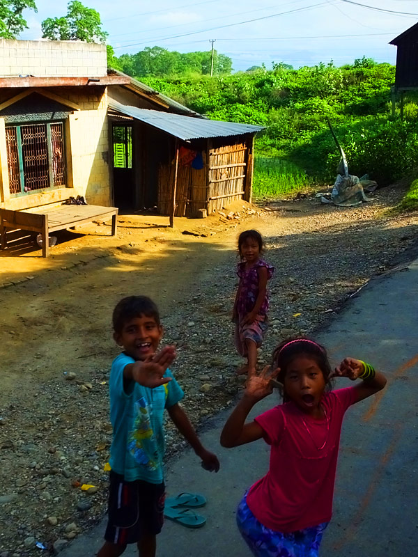Traversée du village Sahura - Chitwan - Népal © Doré. Elisa